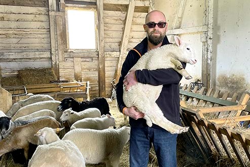 Ksiądz od owieczek – rozmowa z ks. Mateuszem Draszanowskim z parafii w Szczodrowie